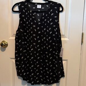 croft & barrow Black Sleeveless V-Neck Tank with White Leaf Motif